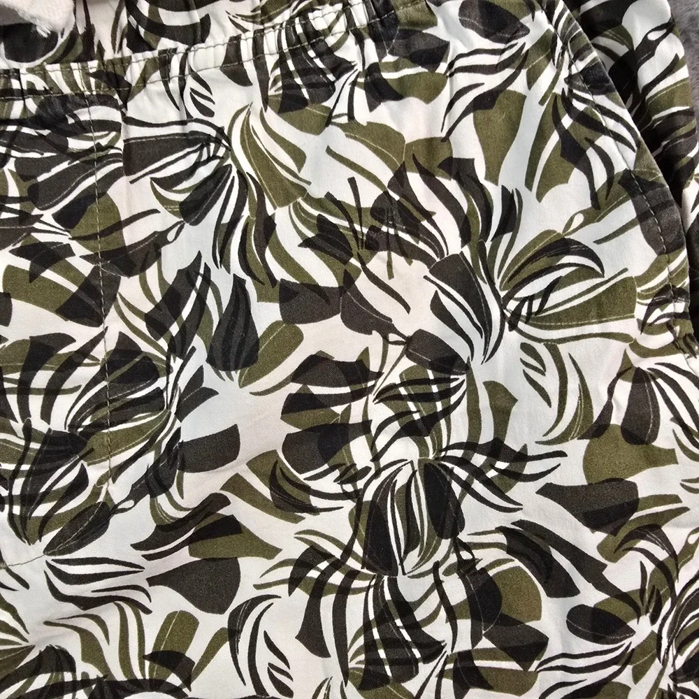 Banana Republic Deck Shorts Men's 34 Olive Shapes Tropical Print Organic Cotton‎